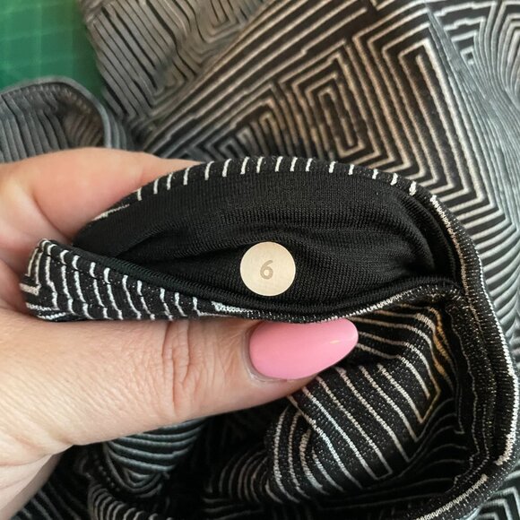 Lululemon Women 6 Black White Jacquard Wunder Under Crop III Leggings Wicking - Picture 9 of 9